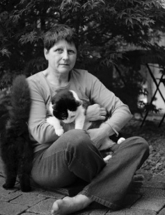 Katzensofa - Beratung für Katzenhalter. Katzen und Camera: zwei Welten treffen sich. Madeleine reicht's mit der Fotographiererei und Boomer entzückt mit seinem Rücken.  